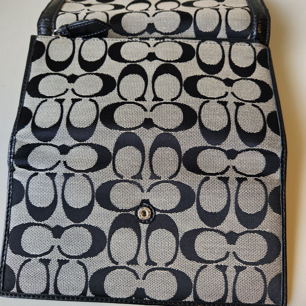 Coach Black and Cream Signature Wallet - Picture 5 of 9